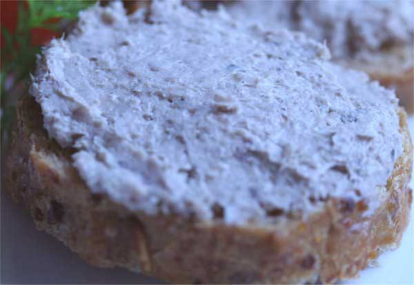 Grobe Hausmacher-Leberwurst. Immer ein beliebter Belag - zum Frühstück, zur Brotzeit oder auch als Kanapee